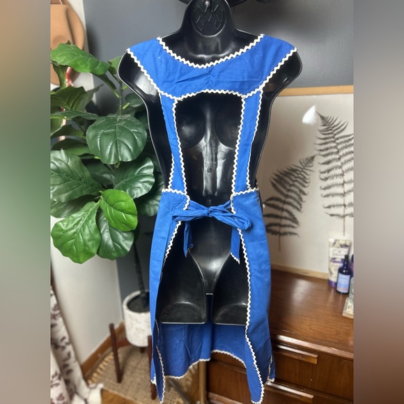 Vintage Butterfly Blue and White Apron - Picture 3 of 3